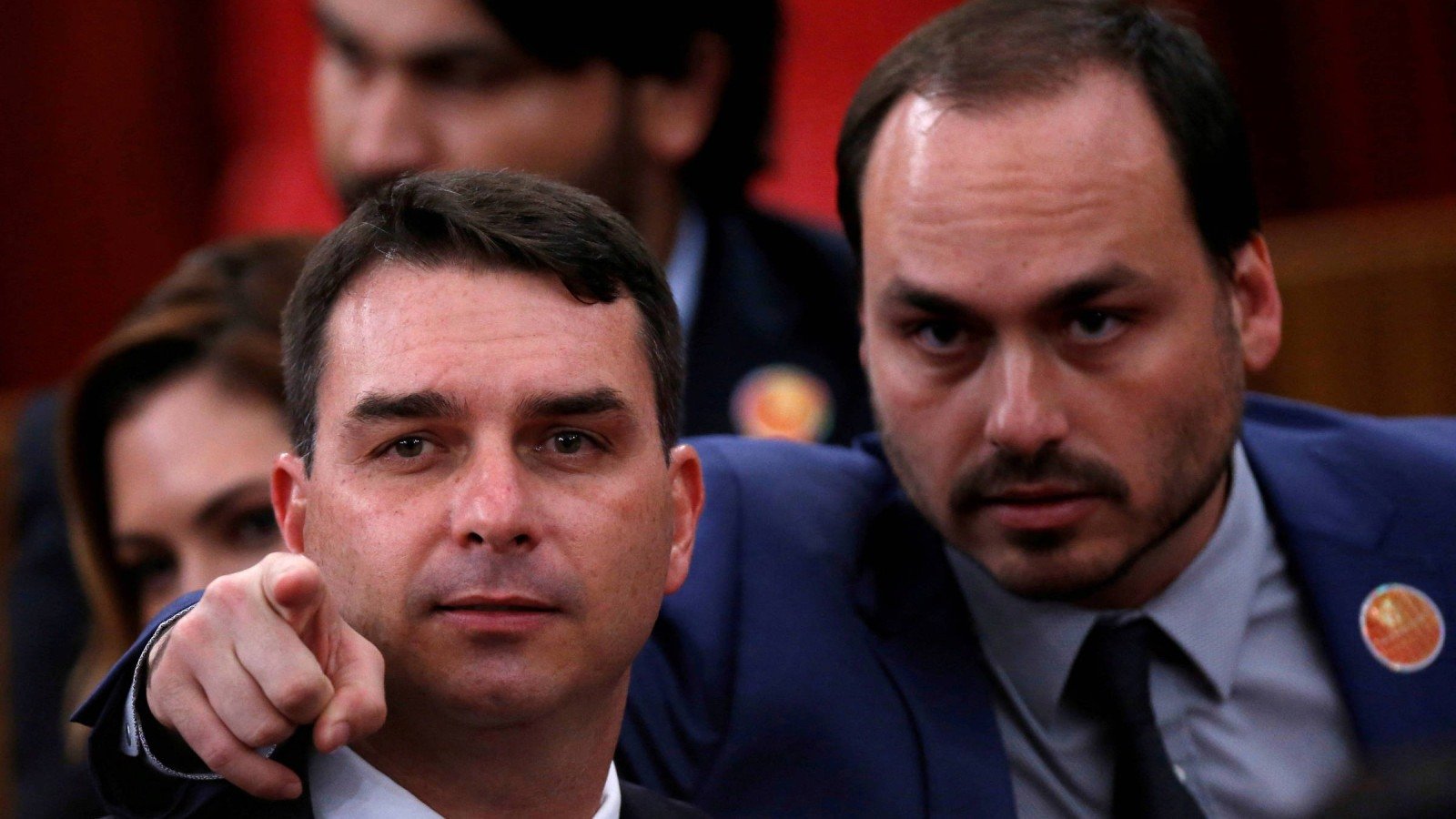 Carlos Bolsonaro e Fl&aacute;vio Bolsonaro, mencionado na promessa de liberta&ccedil;&atilde;o de Jair Bolsonaro em caso de elei&ccedil;&atilde;o. -  (crédito: Divulga&ccedil;&atilde;o / Reuters Adriano Machado)