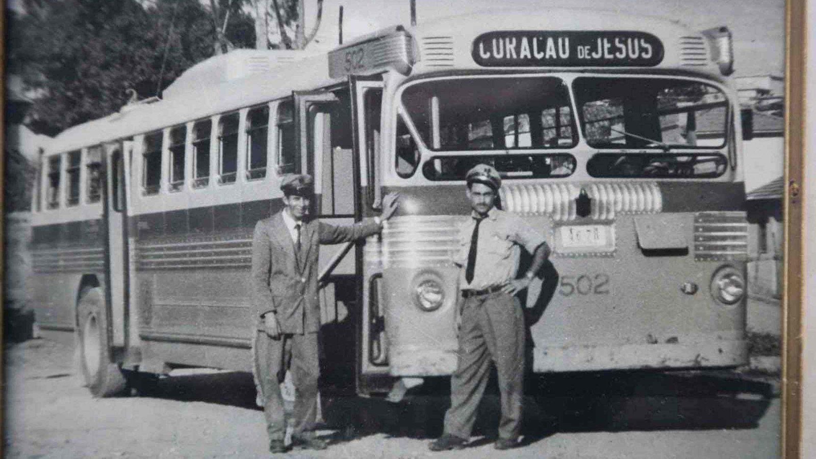 Com o tr&oacute;lebus Marmon Herring Ton, modelo 1952, que fazia a linha Cora&ccedil;&atilde;o de Jesus