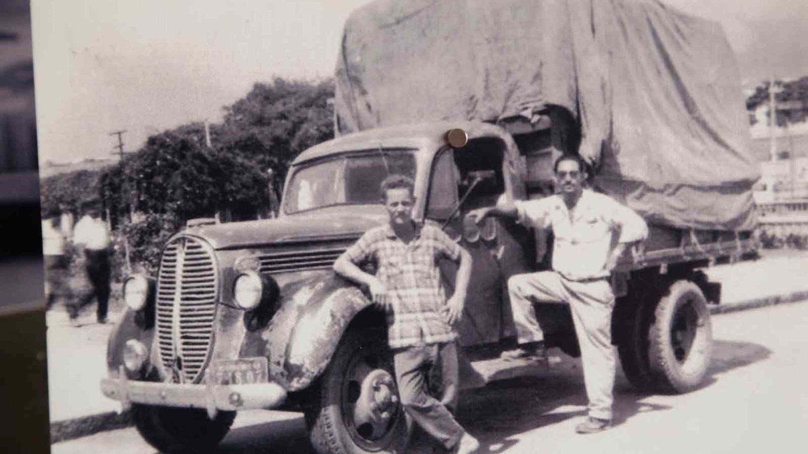 Com o caminh&atilde;o da fam&iacute;lia, o cl&aacute;ssico Ford V8
