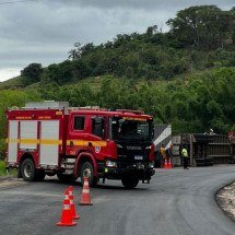 MG-285: batida entre caminhões de gado e de sorvete mata motorista  - Divulgação/CBMMG