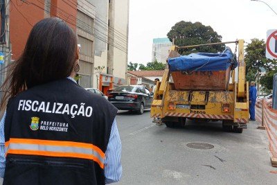 A Prefeitura de Belo Horizonte (PBH), no período, a Fiscalização Urbanística e Ambiental realizou 1.701 vistorias nas dez regionais da capital mineira, com emissão de 326 notificações ou orientações sobre caçambas irregulares na capital -  (crédito: Divulgação/PBH)