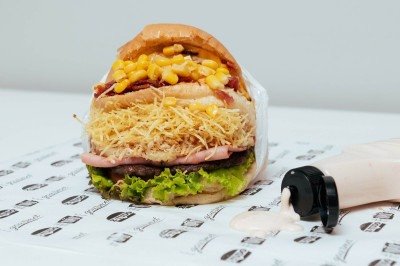 Como o nome diz, o X-Tudo é um sanduíche completo, com hambúrguer de boi, hambúrguer de frango, frango desfiado, queijo, presunto, bacon, ovo, milho, batata-palha, abacaxi, alface e tomate -  (crédito: X-Tudo/Divulgação)