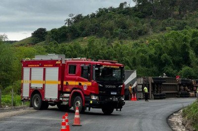 Acidente entre dois caminhões na MG-285 deixa um morto e outro ferido na manhã desta terça-feira (20), em Piraúba -  (crédito: Divulgação/CBMMG)
