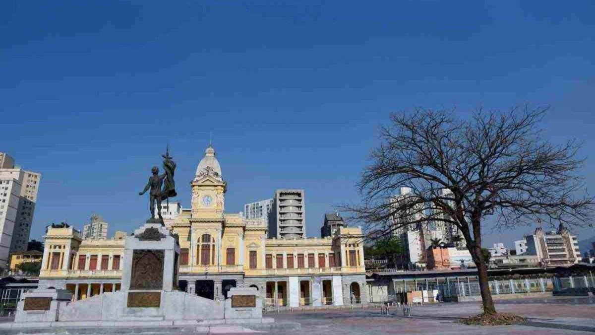 Monumento e antigo pr&eacute;dio da Esta&ccedil;&atilde;o Central do Brasil marcam a paisagem hist&oacute;rica da Pra&ccedil;a Rui Barbosa, palco de importantes eventos em BH -  (crédito: Gladyston Rodrigues/eM/D.A Press)
