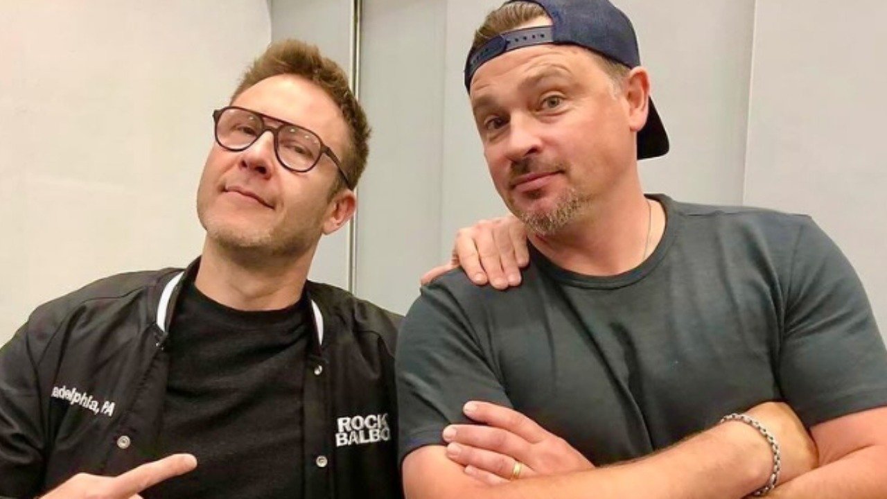 Tom Welling e Michael Rosenbaum, atores de Smallville, atualmente apresentam o podcast TalkVille -  (crédito: Reprodu&ccedil;&atilde;o/Instagram)