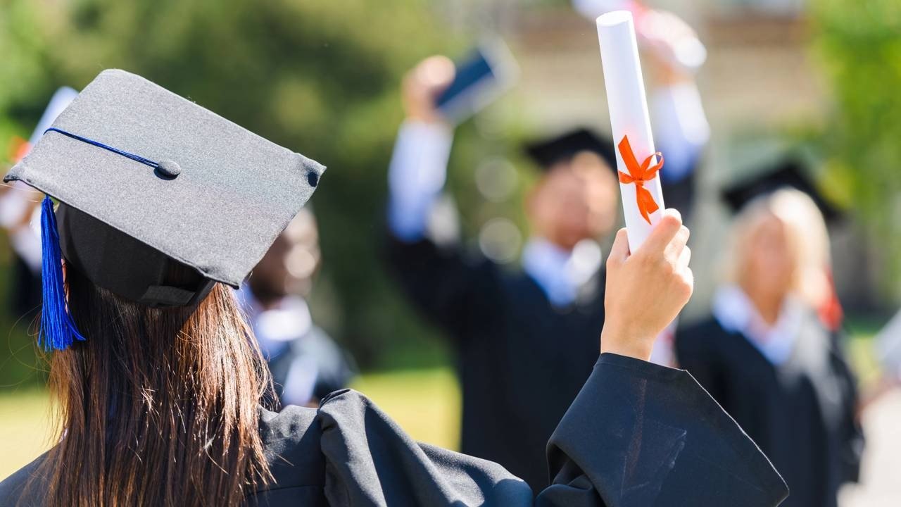 A celebra&ccedil;&atilde;o da formatura reflete a import&acirc;ncia do ensino superior, que se tornou padr&atilde;o para adultos em diversas na&ccedil;&otilde;es ricas, conforme a reportagem -  (crédito: depositphotos.com / ArturVerkhovetskiy)