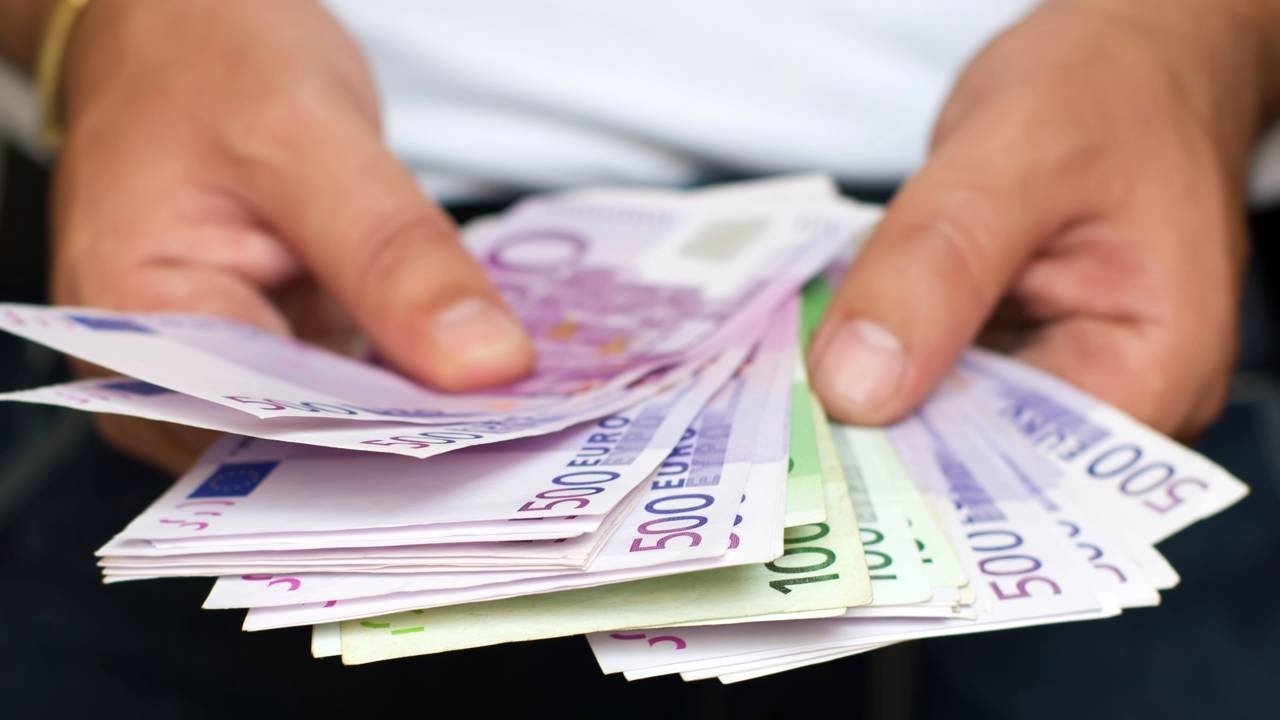 A Uni&atilde;o Europeia implementou novas regras para limitar pagamentos em esp&eacute;cie, como os representados pelas c&eacute;dulas de euros, visando combater fraudes -  (crédito: Cr&eacute;ditos: depositphotos.com / riverlim)