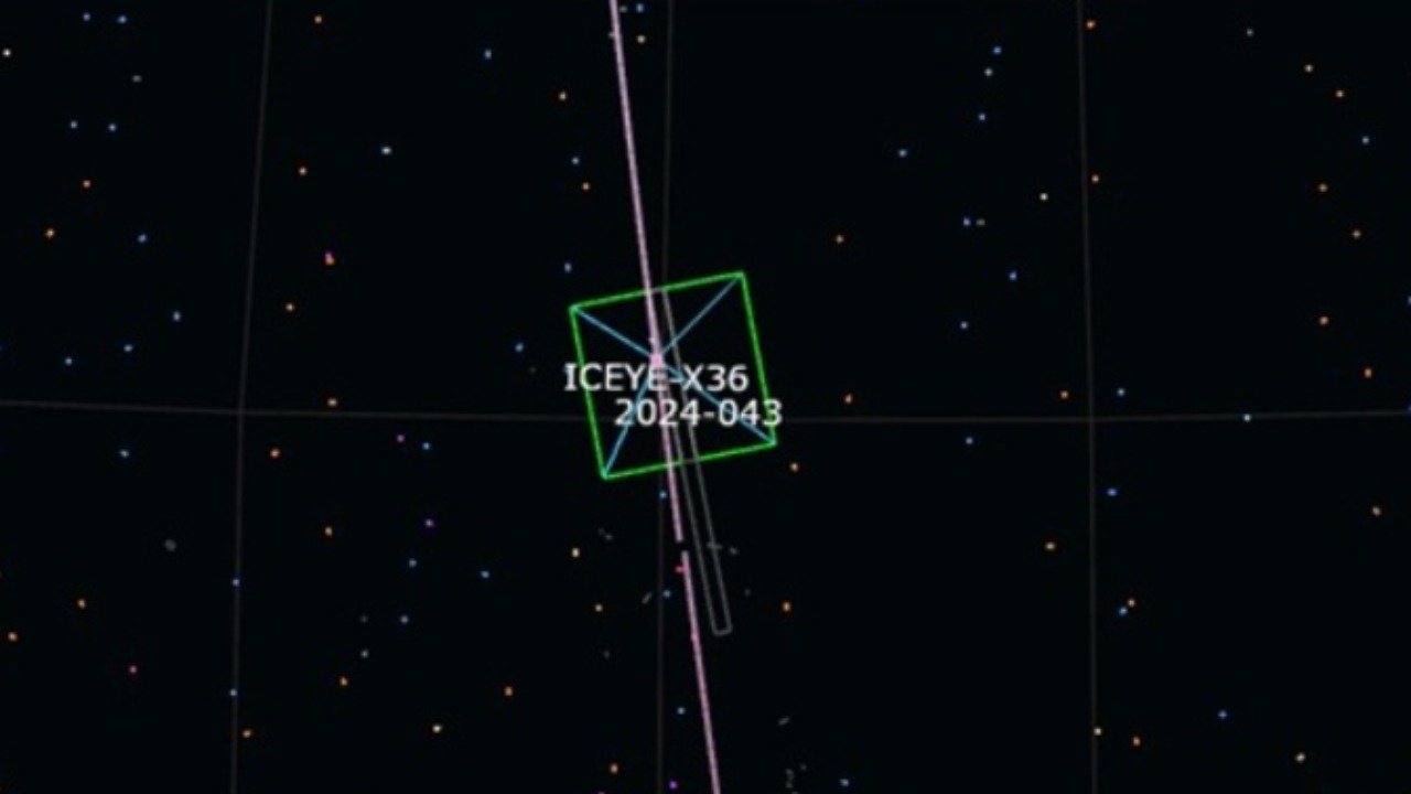 Representa&ccedil;&atilde;o gr&aacute;fica do sat&eacute;lite Iceye X-36, o equipamento comercial finland&ecirc;s monitorado ap&oacute;s ser alvo de aproxima&ccedil;&otilde;es russas em &oacute;rbita -  (crédito: Reprodu&ccedil;&atilde;o/Internet)