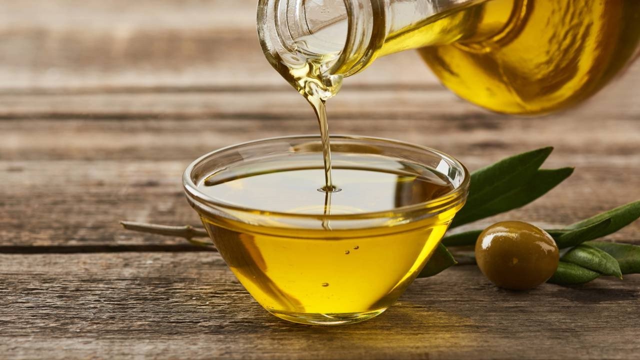 O azeite de oliva, tido como ouro l&iacute;quido, exige armazenamento e consumo corretos para manter sua qualidade e benef&iacute;cios &agrave; sa&uacute;de -  (crédito: depositphotos.com / AntonMatyukha)