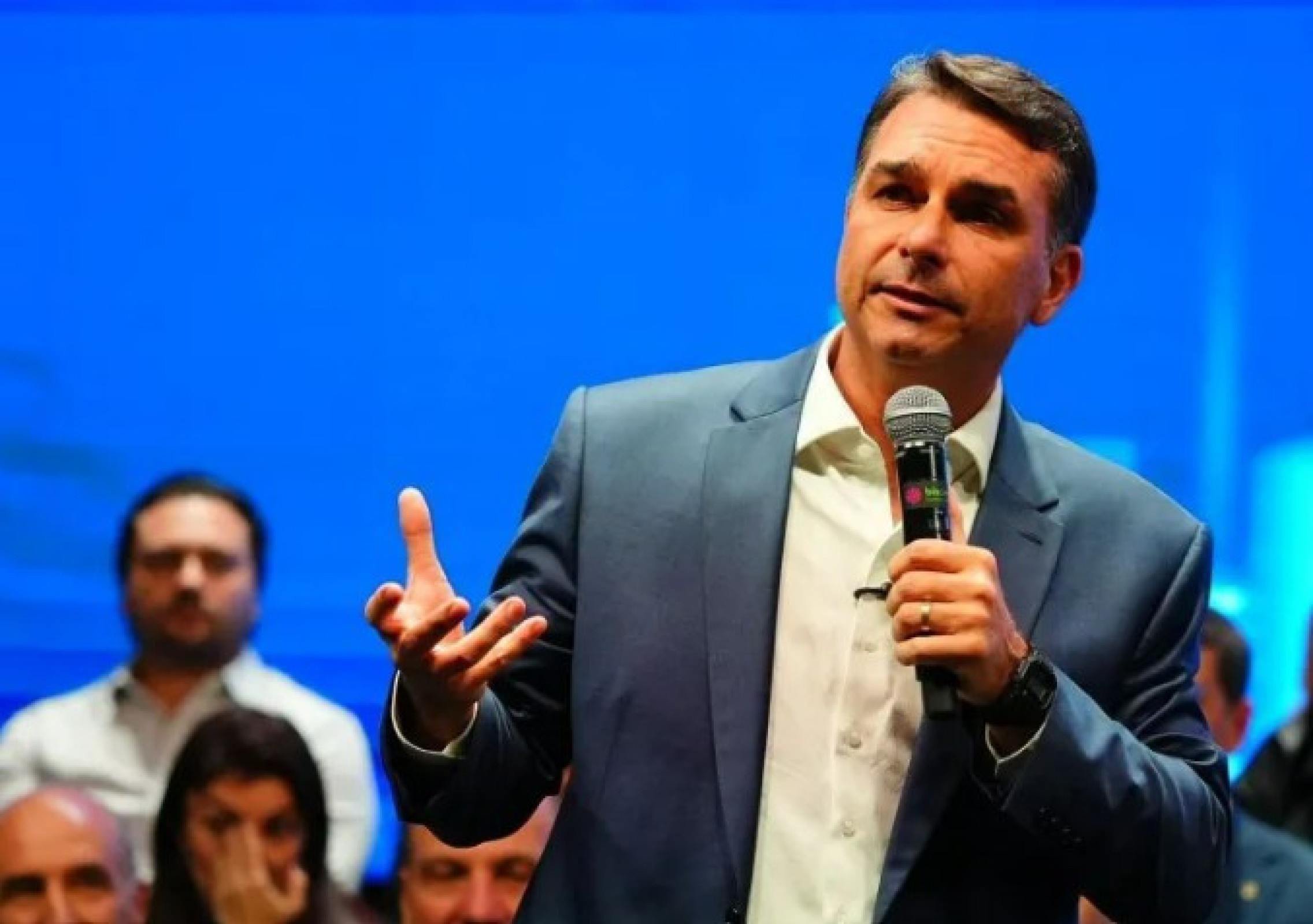 Ala bolsonarista se preocupa com clima de já ganhou de Flávio