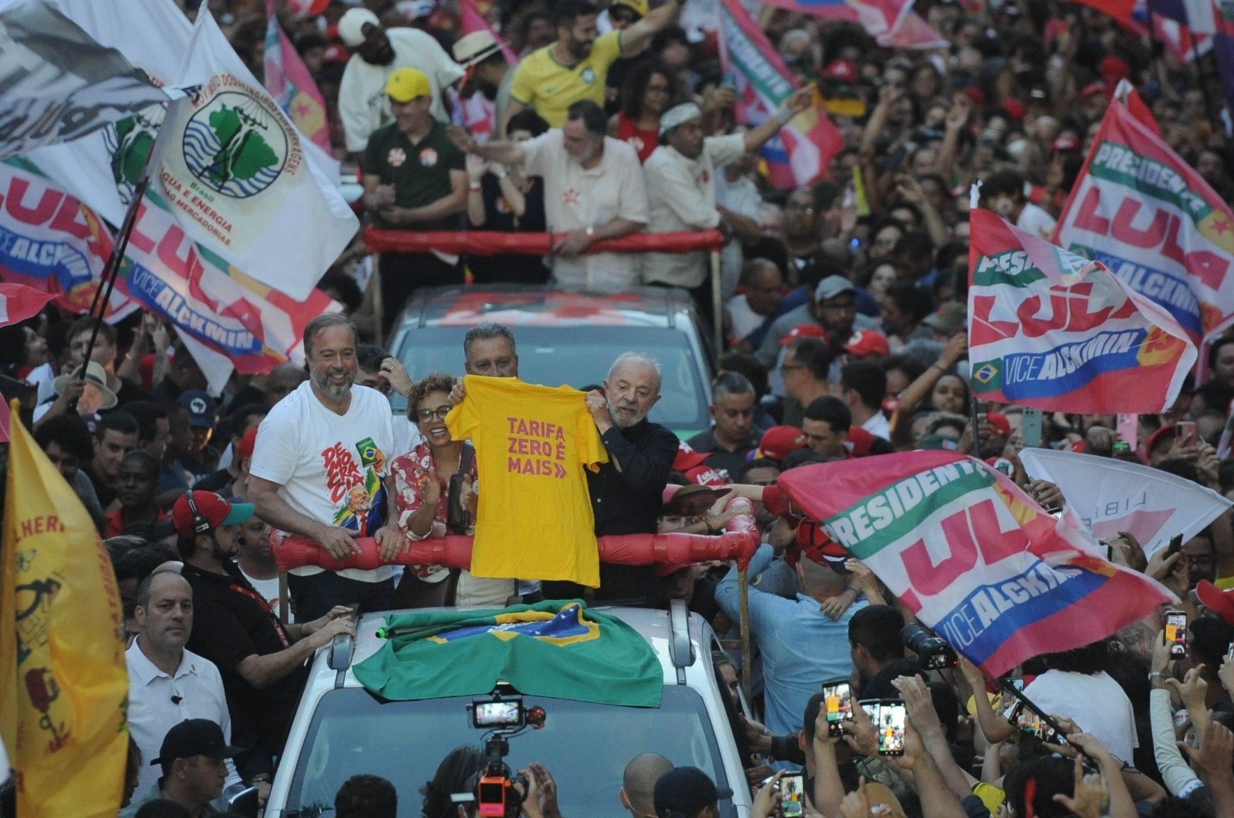 Lula também estava acompanhado do ministro de Minas e Energia, Alexandre Silveira (PSD), do senador eleito Rui Costa (PT-BA) e do governador do Piauí, Rafael Fonteles (PT), que tem sido o coordenador da comunicação da campanha de Lula no segundo turno