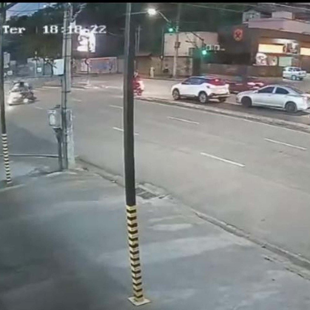 Vídeo: carro bate em moto e atropela mulher em avenida de BH