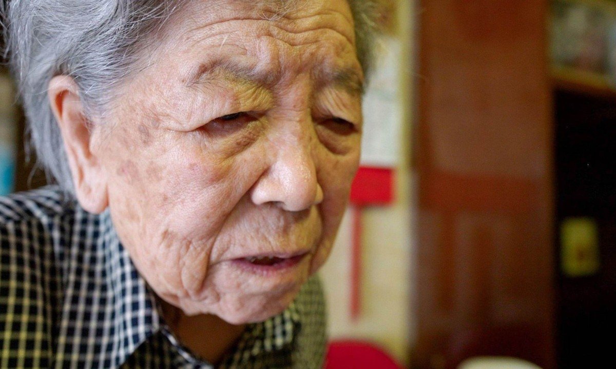 Wang Yingwei e sua pequena equipe de entregas fornecem mais do que alimentos. Eles oferecem conexões humanas a pessoas da terceira idade - (crédito: BBC)