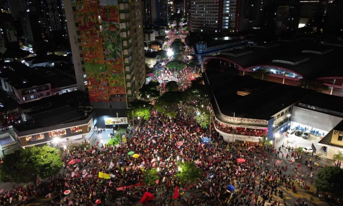 Na última passagem por Belo Horizonte durante a campanha pela reeleição, o presidente Luiz Inácio Lula da Silva (PT) foi apoiado por uma multidão no Centro da capital mineira.-@leandrones/Reprodução