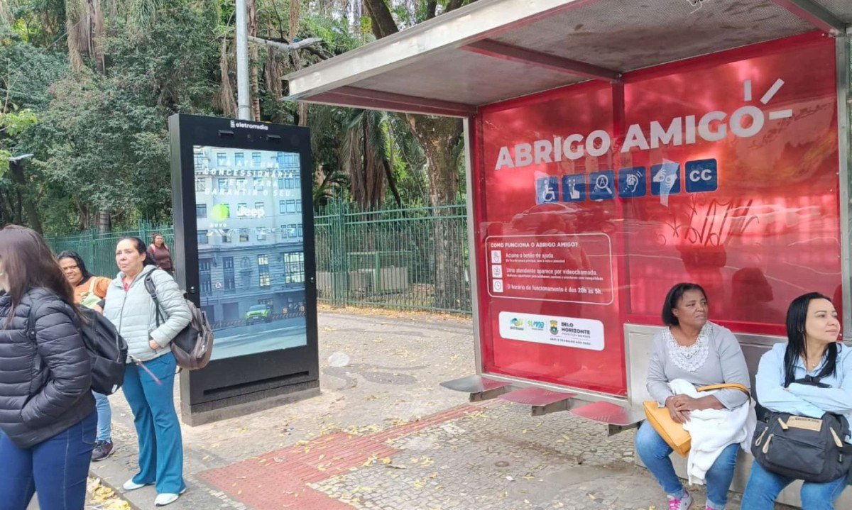 A proposta é ampliar a sensação de segurança de quem utiliza o transporte coletivo durante a noite, especialmente mulheres que aguardam sozinhas nos pontos - (crédito: Fabiano Domingues/PBH)