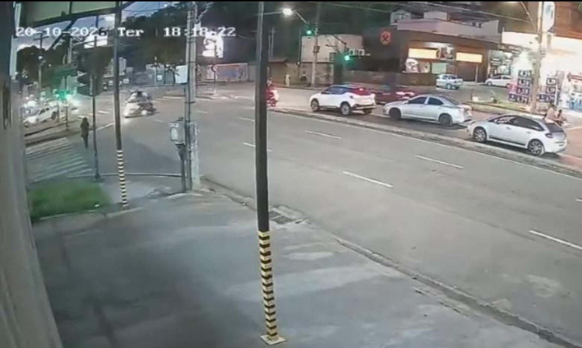 Imagens flagraram o momento em que um carro bate em um moto e, em seguida, atingem a pedestre - (crédito: CBMMG/Divulgação)