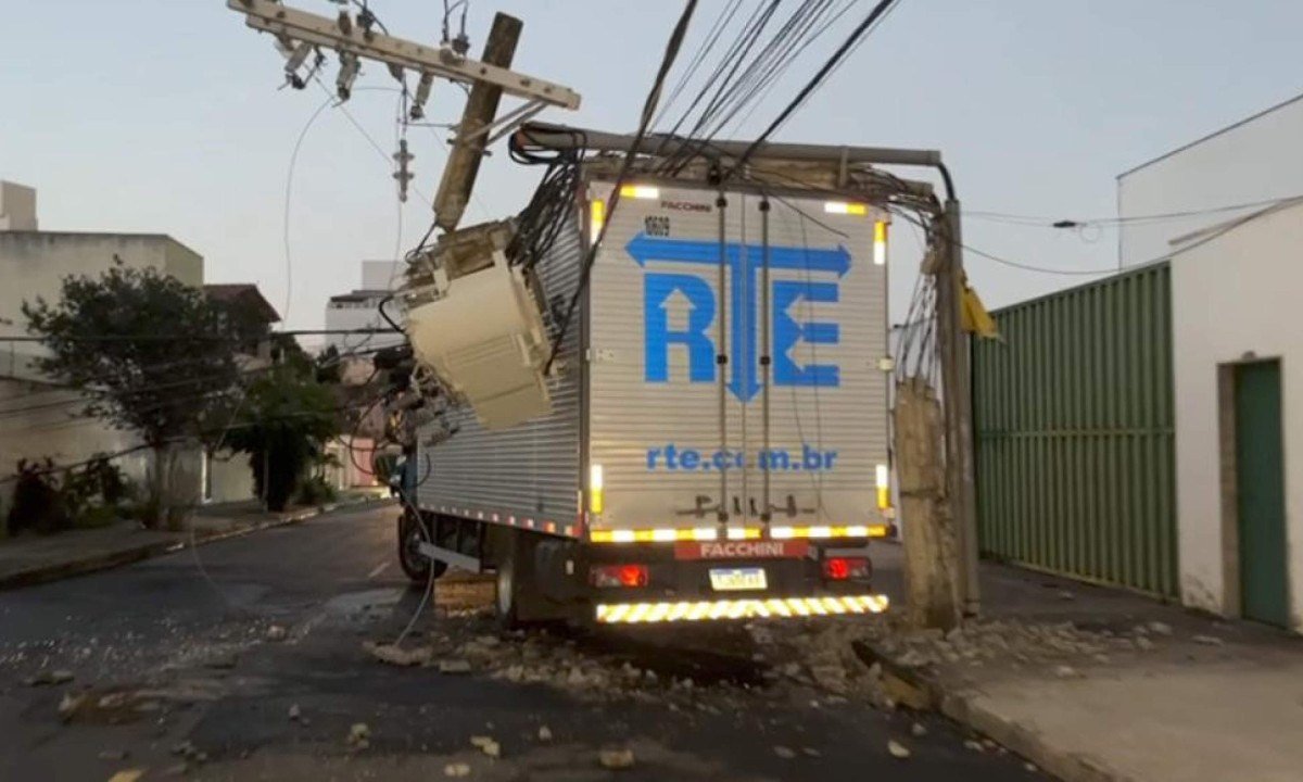 Caminhão-baú bateu em poste depois de motorista realizar uma manobra - (crédito: CBMMG/Divulgação)
