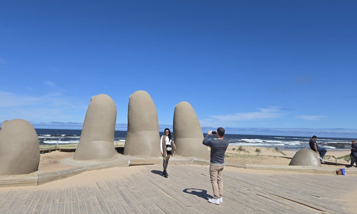 Símbolo de Punta del Este, a famosa escultura Los Dedos (ou La Mano), criada pelo artista chileno Mario Irarrázabal em 1982, emerge da areia da Praia Brava - (crédito: Carlos Altman/EM)