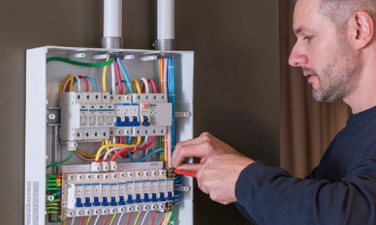 Eventos climáticos exigem atenção às instalações elétricas
- (crédito: DINO)