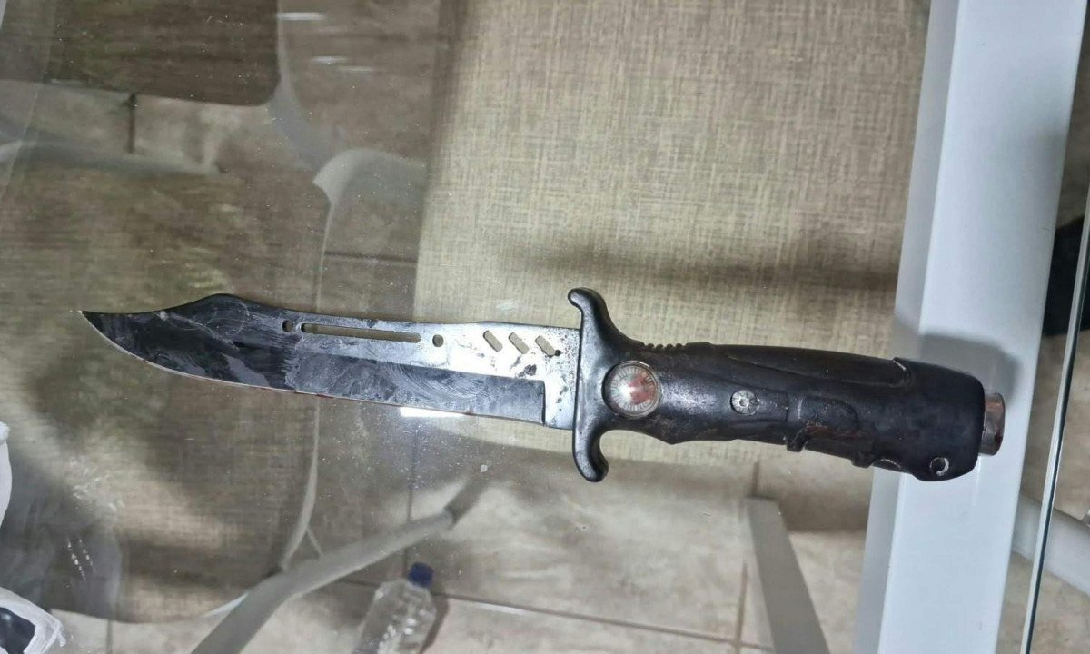 Faca usada no crime foi apreendida pela polícia - (crédito: PMMG/Divulgação)