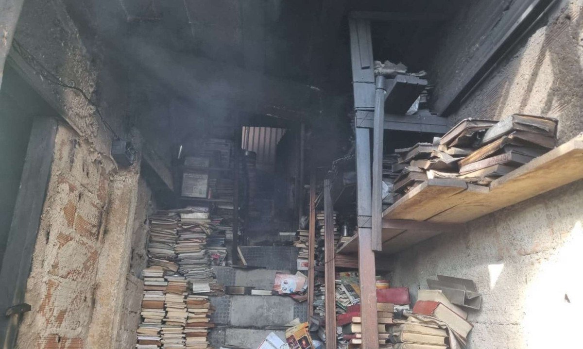 Incêndio em casa no Ribeiro de Abreu, na Região Nordeste de BH, danificou livros que eram armazenados no porão - (crédito: CBMMG/Divulgação)