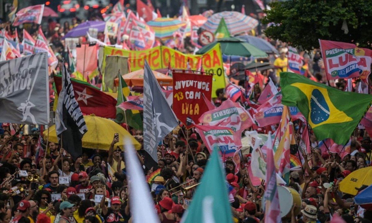 Milhares de pessoas lotam o ato em apoio ao presidente Lula  em BH-Leandro Couri/EM / D.A Press / Alexandre Guzanshe/EM/D.A Press
