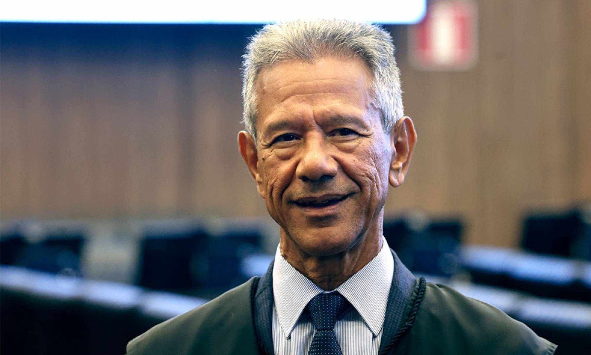 Com a ausência dos nomes que normalmente assumiriam o Executivo estadual, Vicente de Oliveira Silva deve ficar à frente do governo mineiro - (crédito: Juarez Rodrigues/TJMG)