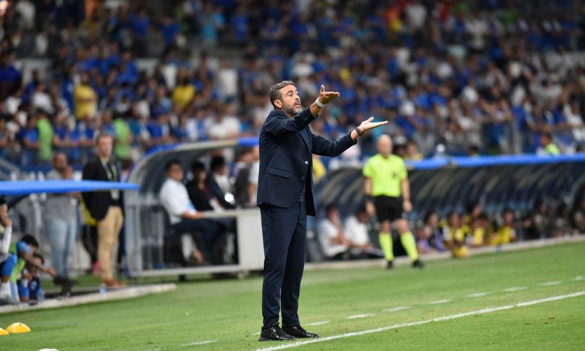 Com Artur Jorge no comando, Raposa deixou a lanterna para assumir a quarta posição no Brasileiro -  (crédito: Ramon Lisboa/EM/D.A. Press - 25/8/26)