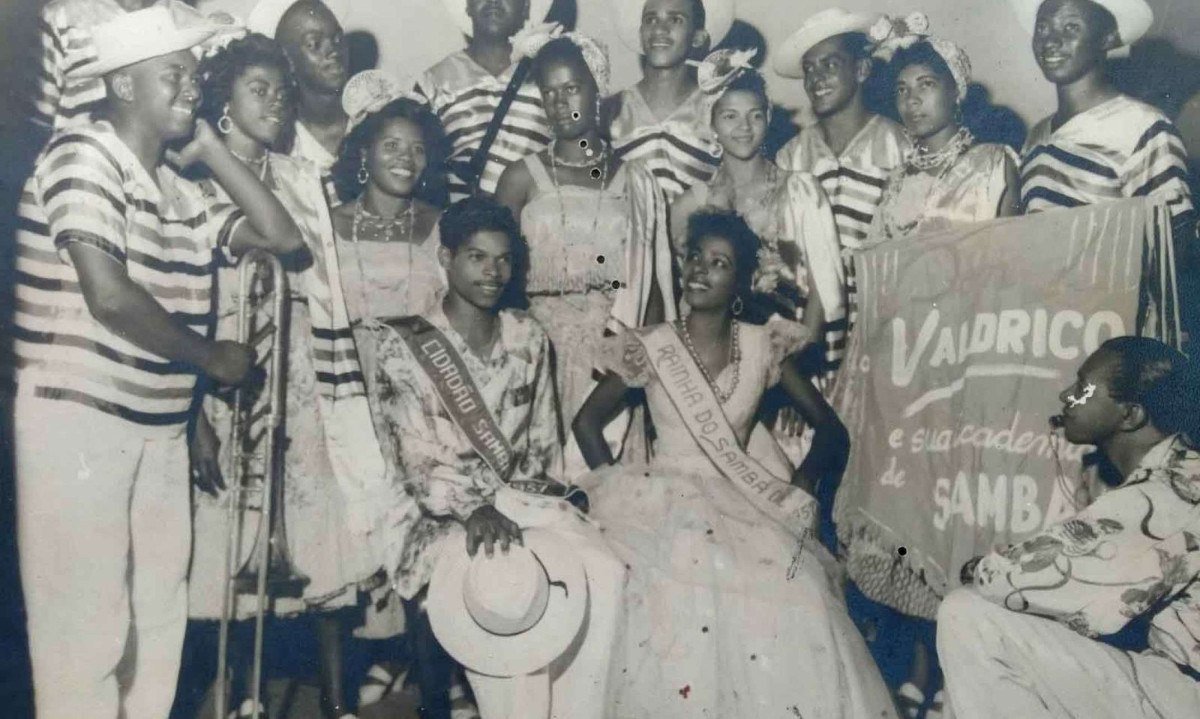 Foto do carnaval de 1957, mostrando Vadrico e sua Cadência do Samba e outras sambistas de Belo Horizonte - (crédito: FUNDO ROSALVO BRASIL – ACERVO MARCOS MAIA/DIVULGAÇÃO – 1957 )