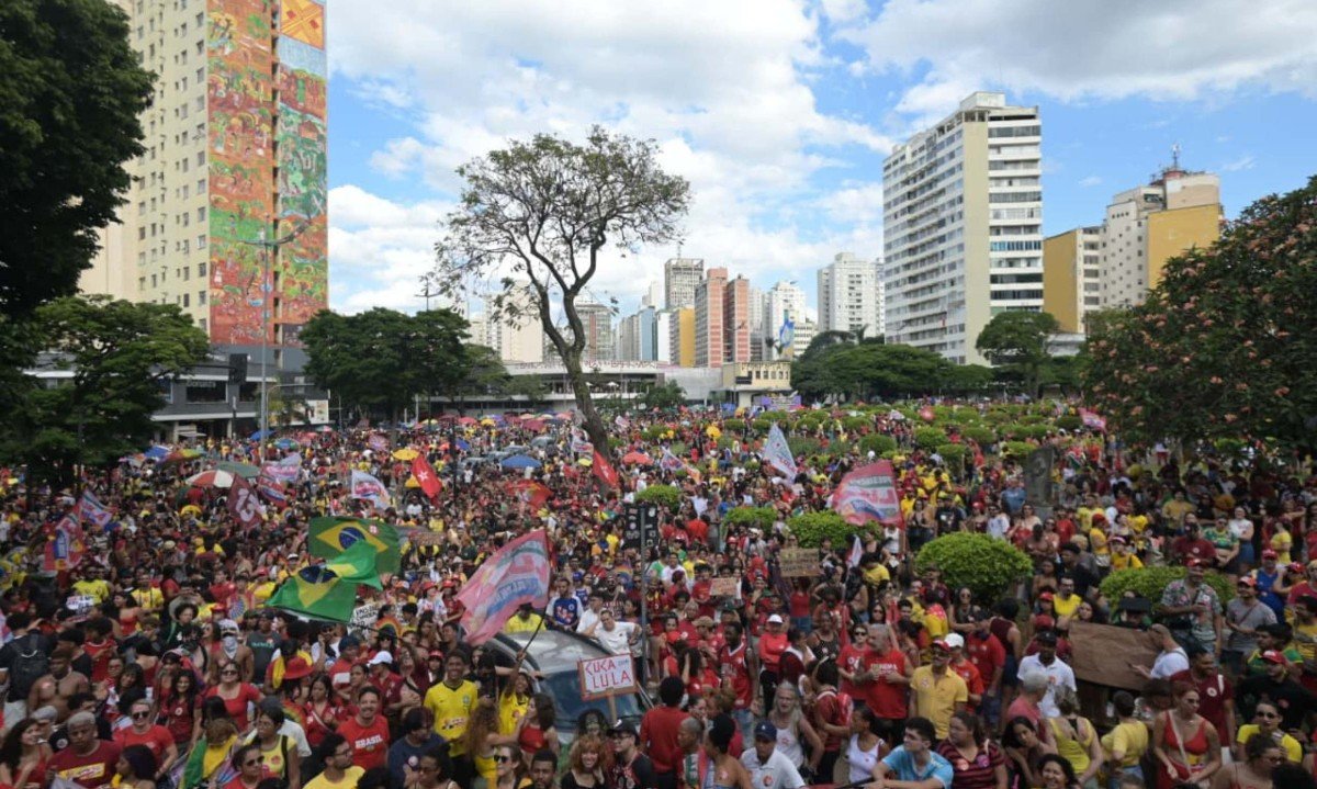 Manifestação pró-Lula na praça Raul Soares - (crédito: Leandro Couri/EM/D.A Press)