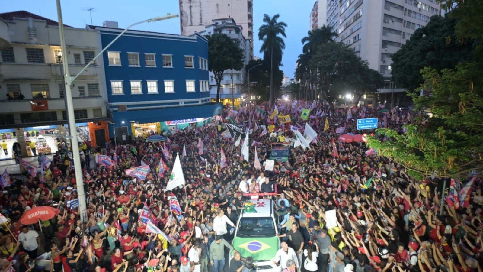 O evento marca uma das últimas ações públicas da campanha no segundo maior colégio eleitoral do país antes da votação do segundo turno, marcada para o próximo domingo (25/10)-Leandro Couri/EM/D.A Press