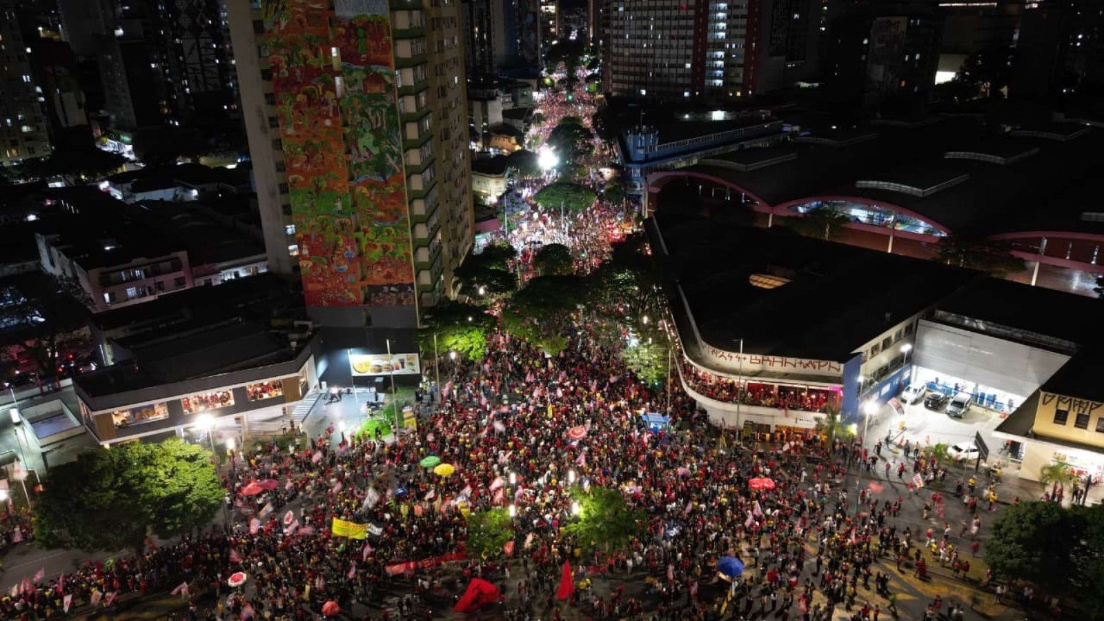 Galeria de fotos: Lula conduz multidão em BH segurando Bandeira do Brasil