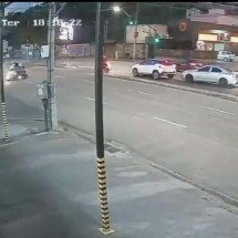 Vídeo: carro bate em moto e atropela mulher em avenida de BH - CBMMG/Divulgação