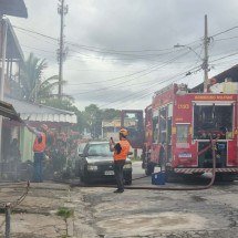 Veja fotos do incêndio em acervo de sebo em BH - Jair Amaral/EM/DA Press