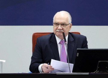 Edson Fachin defende que o STF deve encontrar equil&iacute;brio entre atuar contra viola&ccedil;&otilde;es de direitos e evitar interfer&ecirc;ncias pol&iacute;ticas -  (crédito:  Gustavo Moreno/STF)