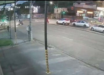 Imagens flagraram o momento em que um carro bate em um moto e, em seguida, atingem a pedestre -  (crédito: CBMMG/Divulgação)