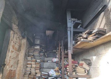 Incêndio em casa no Ribeiro de Abreu, na Região Nordeste de BH, danificou livros que eram armazenados no porão -  (crédito: CBMMG/Divulgação)