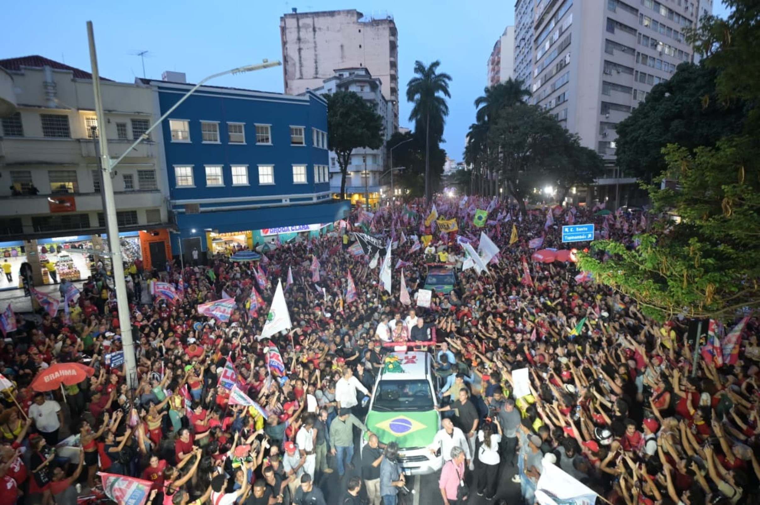 O evento marca uma das últimas ações públicas da campanha no segundo maior colégio eleitoral do país antes da votação do segundo turno, marcada para o próximo domingo (25/10)