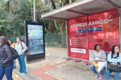 A proposta é ampliar a sensação de segurança de quem utiliza o transporte coletivo durante a noite, especialmente mulheres que aguardam sozinhas nos pontos -  (crédito: Fabiano Domingues/PBH)