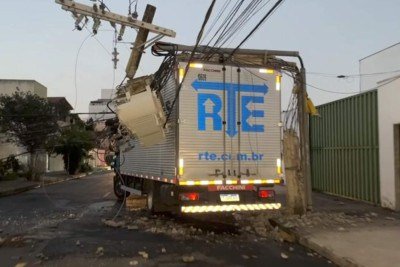 Caminhão-baú bateu em poste depois de motorista realizar uma manobra -  (crédito: CBMMG/Divulgação)