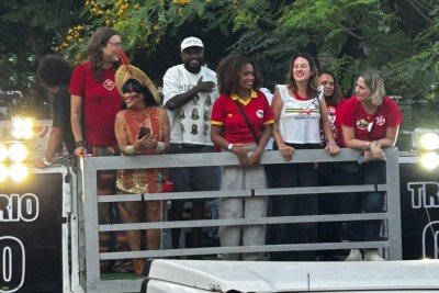 O cantor Djonga esteve em cima do trio no decorrer do ato pró Lula na tarde desta quarta (21) -  (crédito: Andrei Megre /EM/D.A Press)