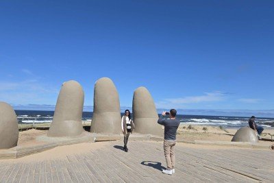  S&iacute;mbolo de Punta del Este, a famosa escultura Los Dedos (ou La Mano), criada pelo artista chileno Mario Irarr&aacute;zabal em 1982,  emerge da areia da Praia Brava  -  (crédito: Carlos Altman/EM)