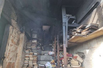 Incêndio em casa no Ribeiro de Abreu, na Região Nordeste de BH, danificou livros que eram armazenados no porão -  (crédito: CBMMG/Divulgação)