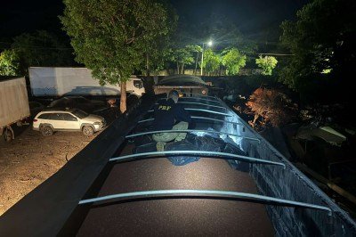 Policiais federais encontraram a droga no compartimento de carga da carreta e prenderam o motorista em flagrante -  (crédito: PRF/Divulgação)