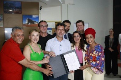 O ministro assinou termo de compromisso que autoriza a realização do curso de medicina na UFU -  (crédito: Ângelo Miguel / MEC)
