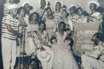 Foto do carnaval de 1957, mostrando Vadrico e sua Cadência do Samba e outras sambistas de Belo Horizonte -  (crédito: FUNDO ROSALVO BRASIL –  ACERVO MARCOS MAIA/DIVULGAÇÃO – 1957 )