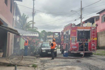 Inc&ecirc;ndio em uma casa na Rua In&ecirc;s Glasman, no Bairro Ribeiro de Abreu, na Regi&atilde;o Nordeste de Belo Horizonte -  (crédito: Jair Amaral/EM/DA Press)