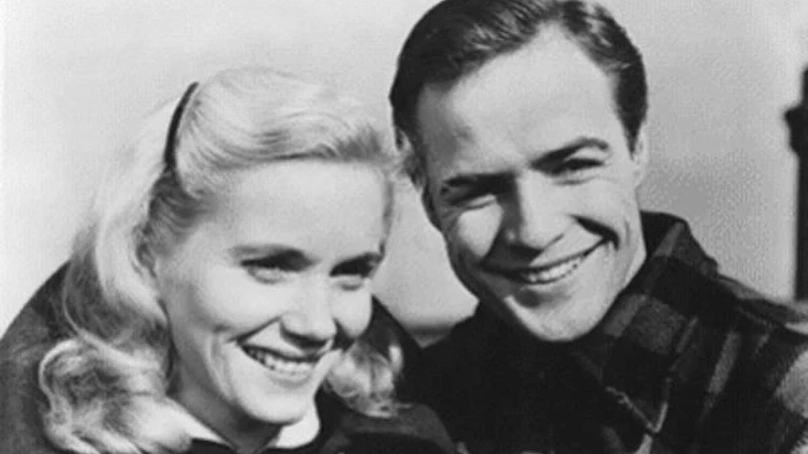 Eva Marie Saint e Marlon Brando em 'Sindicato de Ladr&otilde;es', primeiro papel no cinema e vencedor do Oscar -  (crédito: Reprodu&ccedil;&atilde;o)