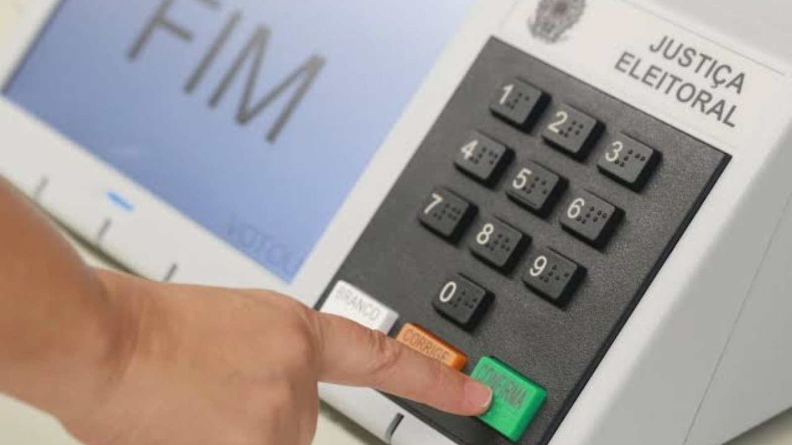 Eleitores confirmam seus votos no segundo turno das elei&ccedil;&otilde;es, um per&iacute;odo com grande deslocamento pelo pa&iacute;s -  (crédito: TSE)