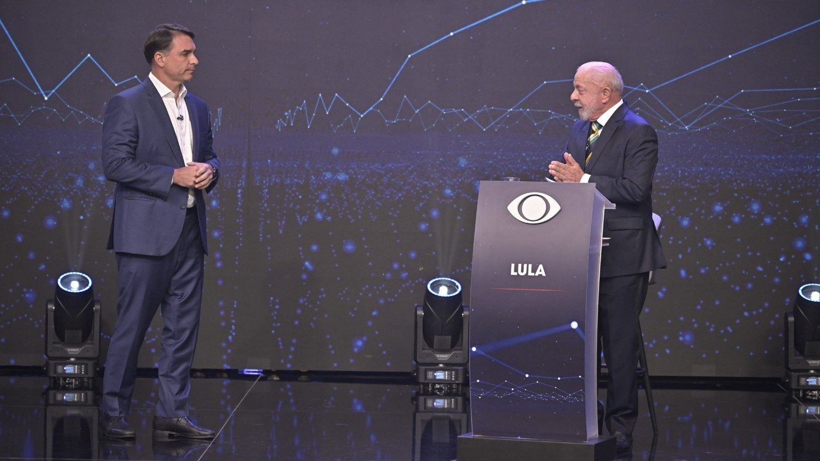 Lula e Fl&aacute;vio Bolsonaro frente a frente em debate presidencial, um dos &uacute;ltimos encontros decisivos antes do segundo turno da elei&ccedil;&atilde;o -  (crédito: Renato Pizzutto/Band)